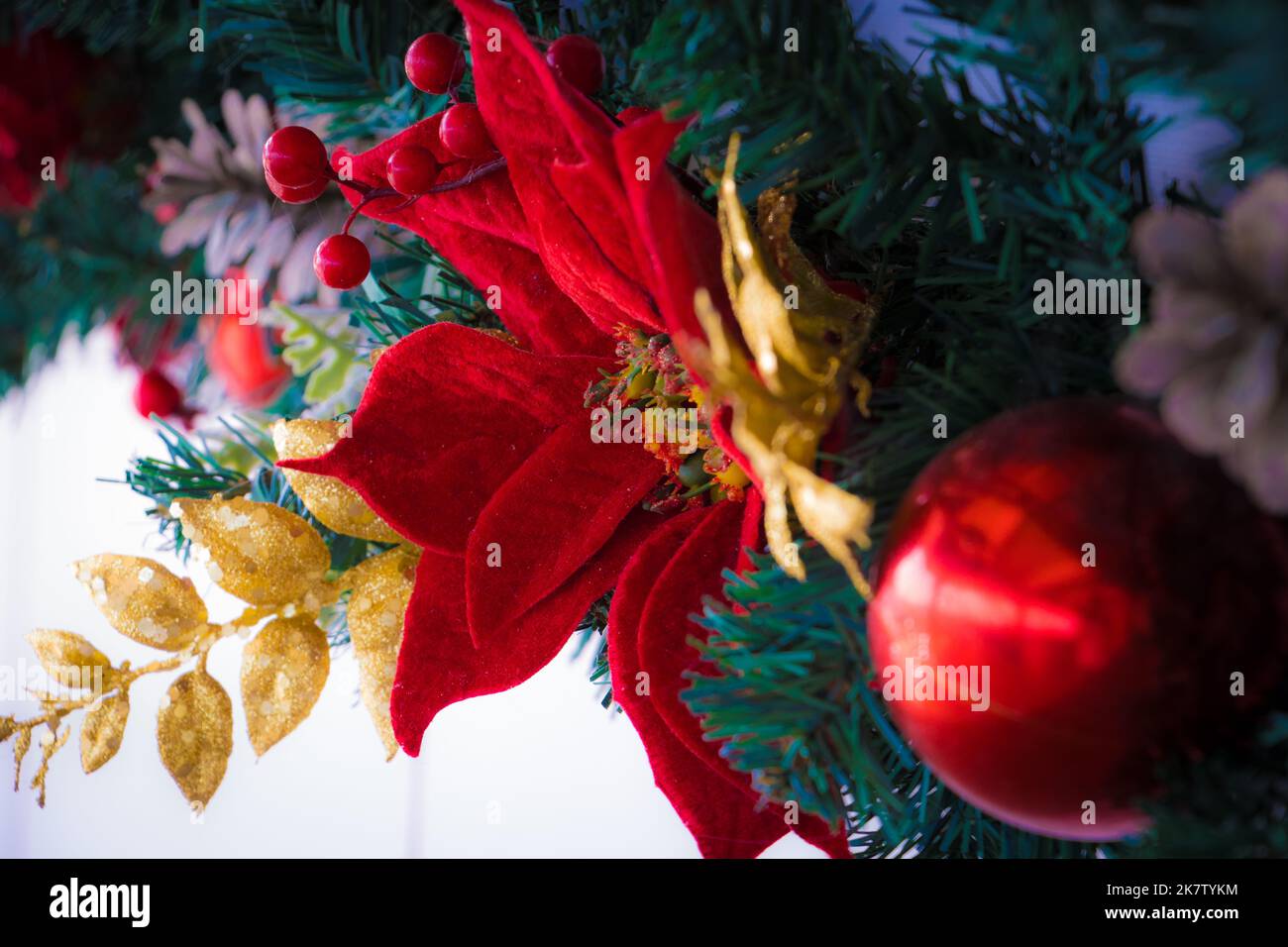 Weihnachtliche Dekoration mit Schnee, Evergreens, Kegelbällen und Feiertagsmotiven. Goldenes und rotes Band. Frohes neues Jahr und frohe Weihnachten. Stockfoto