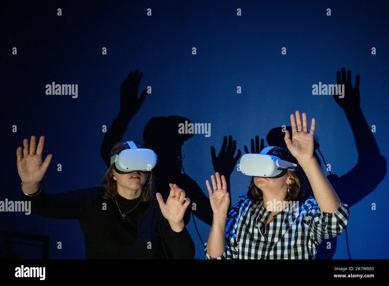 London, Großbritannien. 19. Oktober 2022. Mitarbeiter mit VR-Headsets erleben „Notes on Blindness“, 2016, einen Virtual-Reality-Film von Arnaud Colinart et al., bei einer Vorschau auf ‘in Plain Sight’, eine neue Ausstellung in der Wellcome Collection, die die verschiedenen Arten untersucht, wie wir sehen und gesehen werden. 144 Objekte und Kunstwerke laden Besucher dazu ein, verschiedenen Erfahrungen von sehenden, sehbehinderten und blinden Menschen zu begegnen, um die Subjektivitäten von Sehen und Blindheit zu betrachten. Die Ausstellung läuft vom 20. Oktober bis zum 12. Februar 2023. Kredit: Stephen Chung / Alamy Live Nachrichten Stockfoto