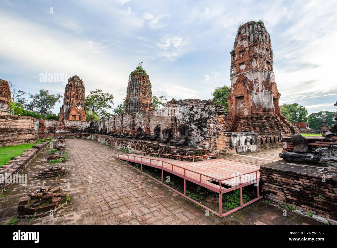 Alte Tempellandschaft, Wat Mahathat in der Provinz Ayutthaya, Thailand Stockfoto