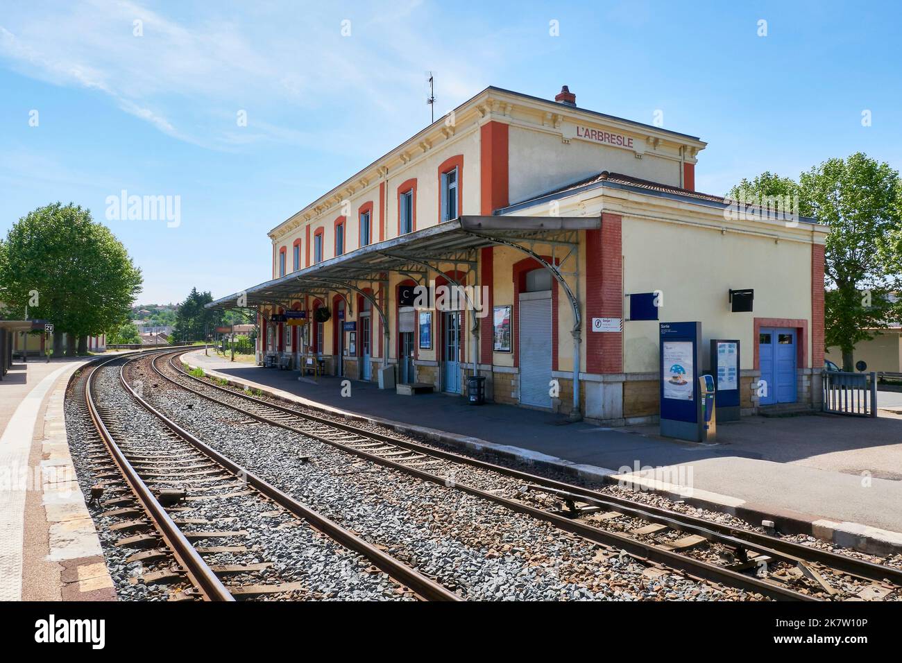 L'Arbresle (Mittelostfrankreich): Station des Dorfes im Gebirge „monts du Lyonnais“, im Departement Rhone. Leere Plattform Stockfoto