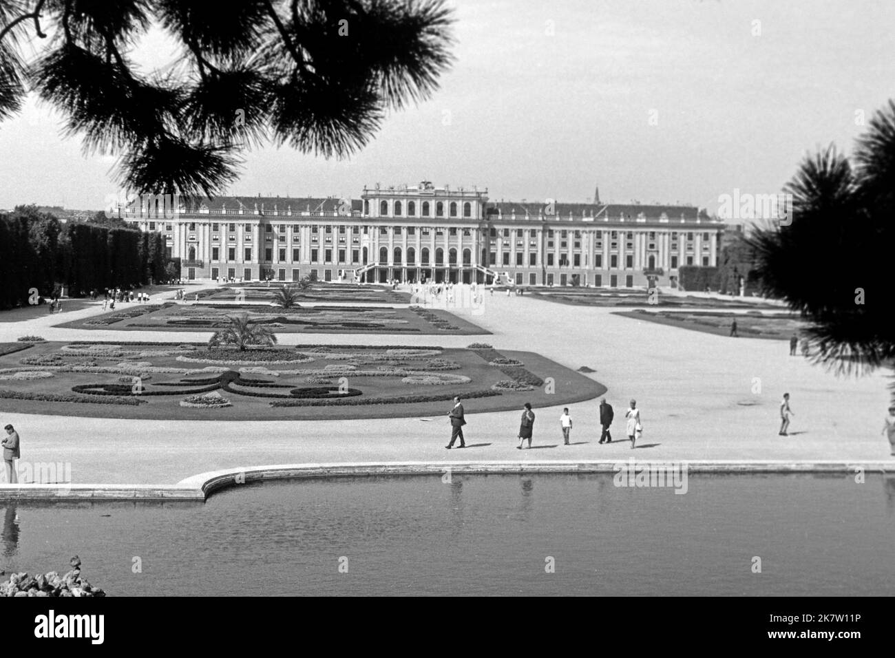 Touristen besuchen Schloss Schönbrunn in Wien, gesehen von der Gloriette, um 1962. Touristen besuchen Schloss Schönbrunn in Wien, von der glorieta aus gesehen, um 1962. Stockfoto