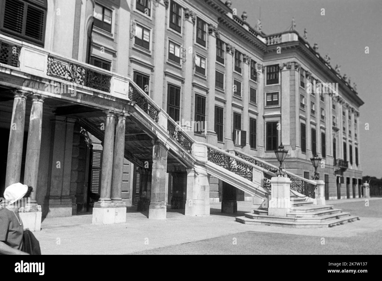 Treppe und Fassade von Schloss Schönbrunn in Wien, um 1962. Außentreppe und Fassade von Schloss Schönbrunn in Wien, um 1962. Stockfoto