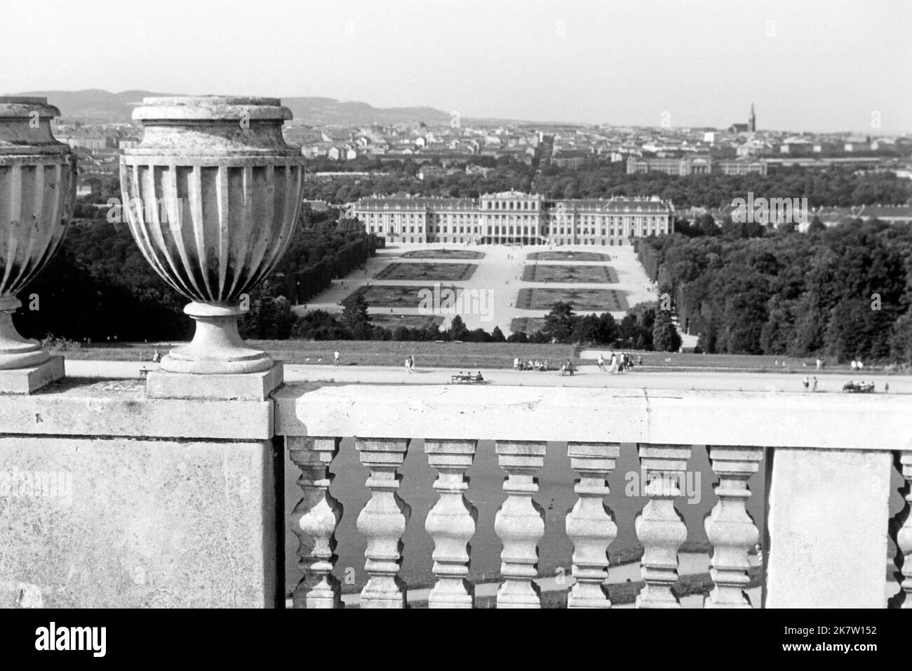 Schloss Schönbrunn in Wien, gesehen von der Gloriette, um 1962. Schloss Schönbrunn in Wien, von der glorieta aus gesehen, um 1962. Stockfoto