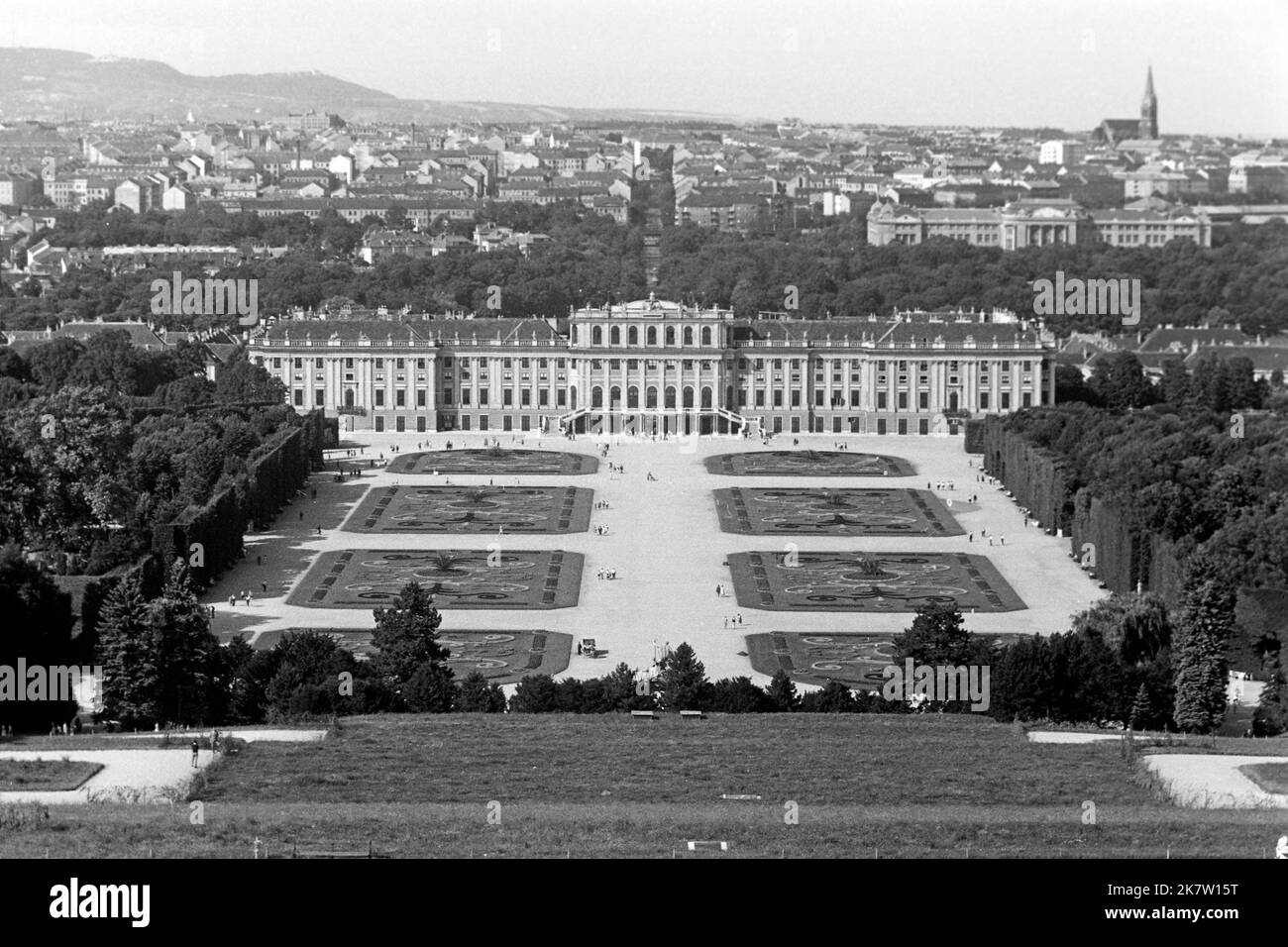 Schloss Schönbrunn in Wien, gesehen von der Gloriette, um 1962. Schloss Schönbrunn in Wien, von der glorieta aus gesehen, um 1962. Stockfoto