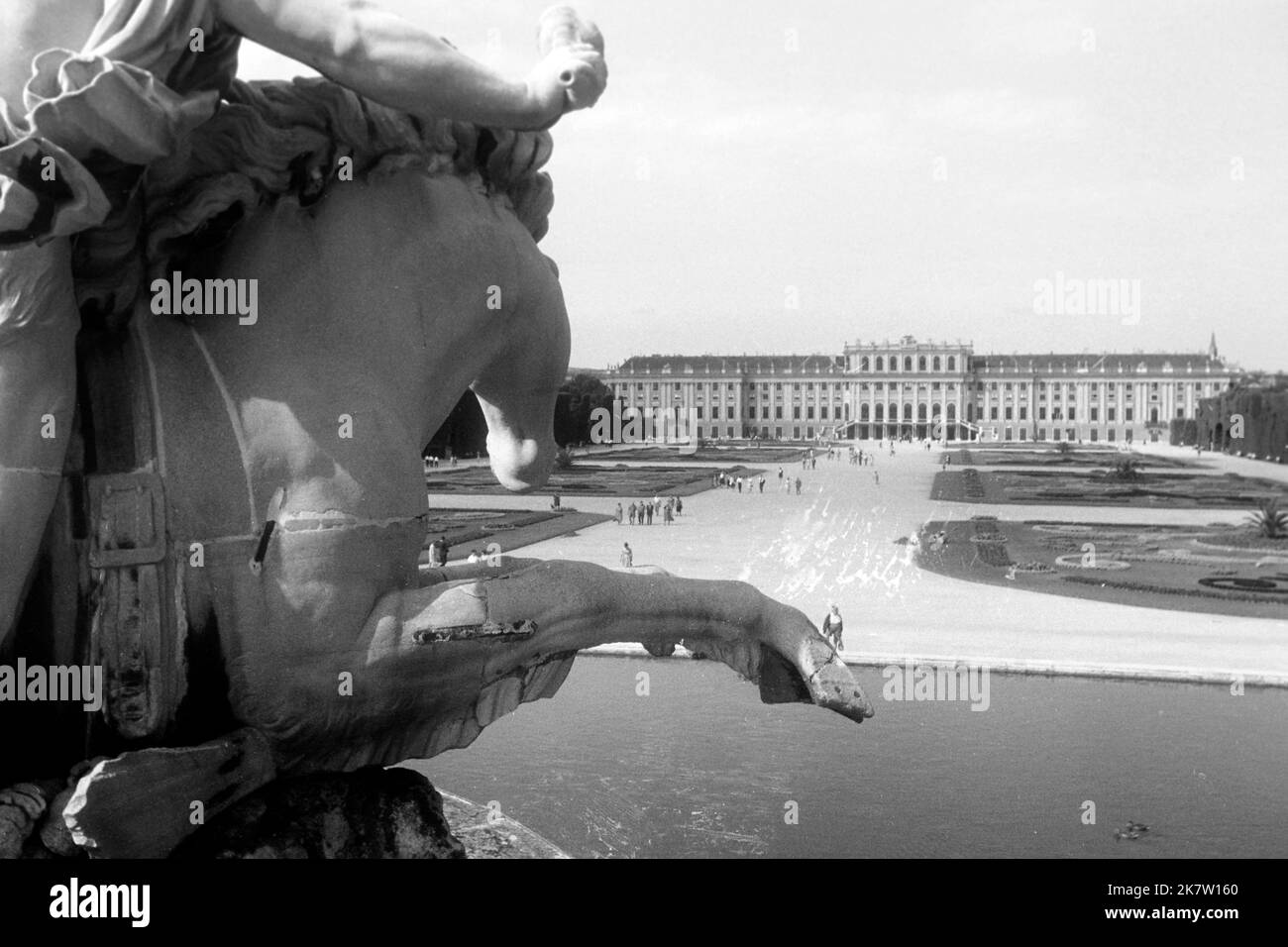 Schloss Schönbrunn in Wien, gesehen von der Gloriette, um 1962. Schloss Schönbrunn in Wien, von der glorieta aus gesehen, um 1962. Stockfoto