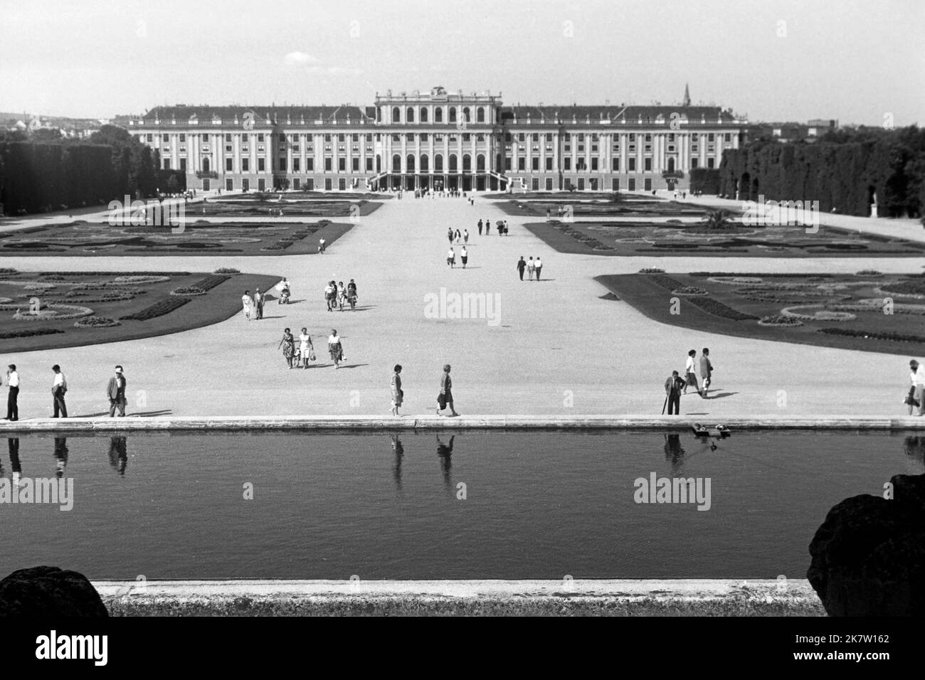 Touristen besuchen Schloss Schönbrunn in Wien, gesehen von der Gloriette, um 1962. Touristen besuchen Schloss Schönbrunn in Wien, von der glorieta aus gesehen, um 1962. Stockfoto
