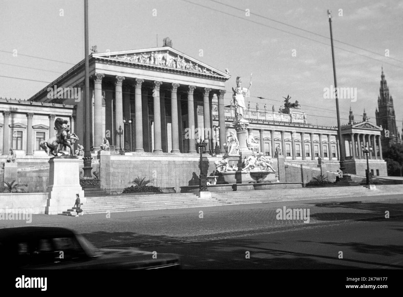 Blick auf das österreichische Parlament an der Ringstraße in Wien mit Wiener Rathaus rechts, um 1962. Blick auf das österreichische Parlamentsgebäude mit dem Wiener Rathaus auf der rechten Seite, Wiener Ringstraße, um 1962. Stockfoto