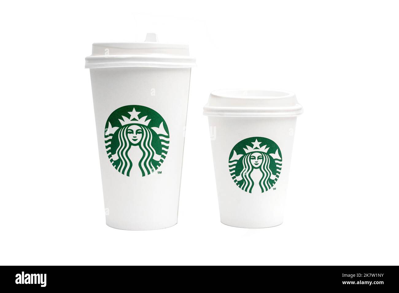 BERLIN - OCT 15: Zwei Starbucks Paper Cups lang und kurz. Starbucks Kaffee mit Logo Meerjungfrau isoliert auf weißem Hintergrund in Berlin am 15. Oktober. 202 Stockfoto