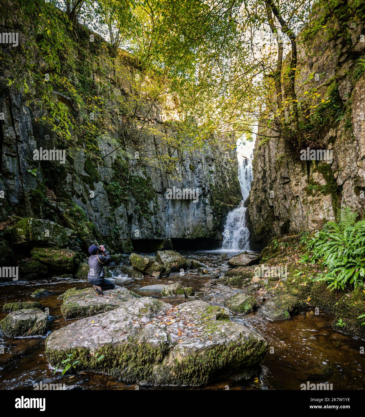 Ein Fotograf fängt die Pracht des Catrigg Force Wasserfalls über dem Dorf Stainforth, Yorkshire Dales, Großbritannien, ein. Stockfoto