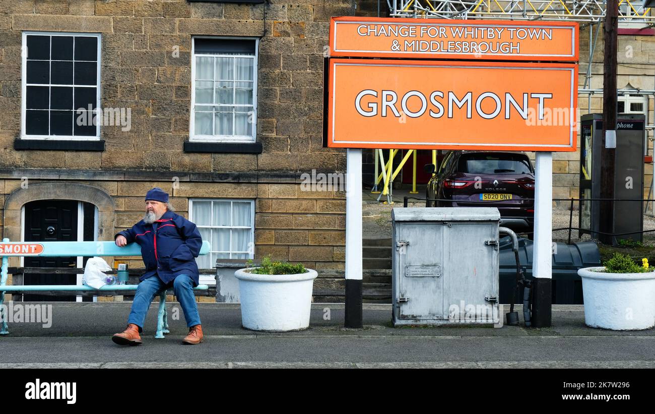 Passagier wartet auf Zug bei der North Yorkshire Moors Railway, Grosmont, Großbritannien - John Gollop Stockfoto