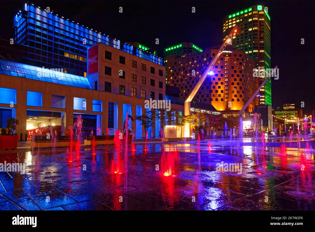 MONTREAL, KANADA, 3. Oktober 2022 : Place des Festivals bei Nacht das Quartier des Spectacles ist ein Kunst- und Unterhaltungsviertel im östlichen Teil Stockfoto