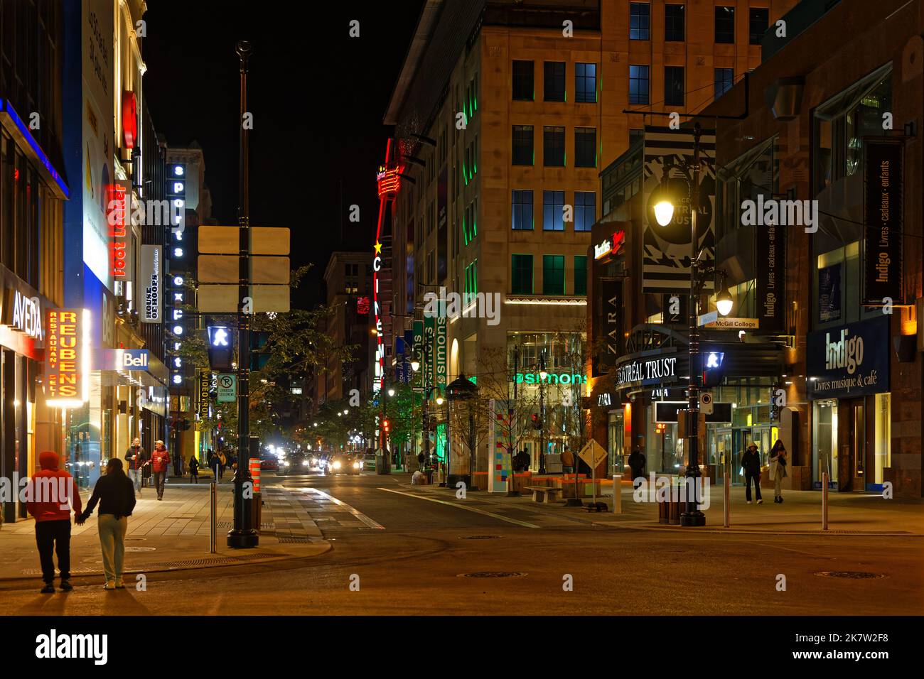 MONTREAL, KANADA, 3. Oktober 2022 : Sainte-Catherine Street in der Nacht. Diese Hauptverkehrsader der Innenstadt von Montreal durchquert das zentrale Geschäft Stockfoto