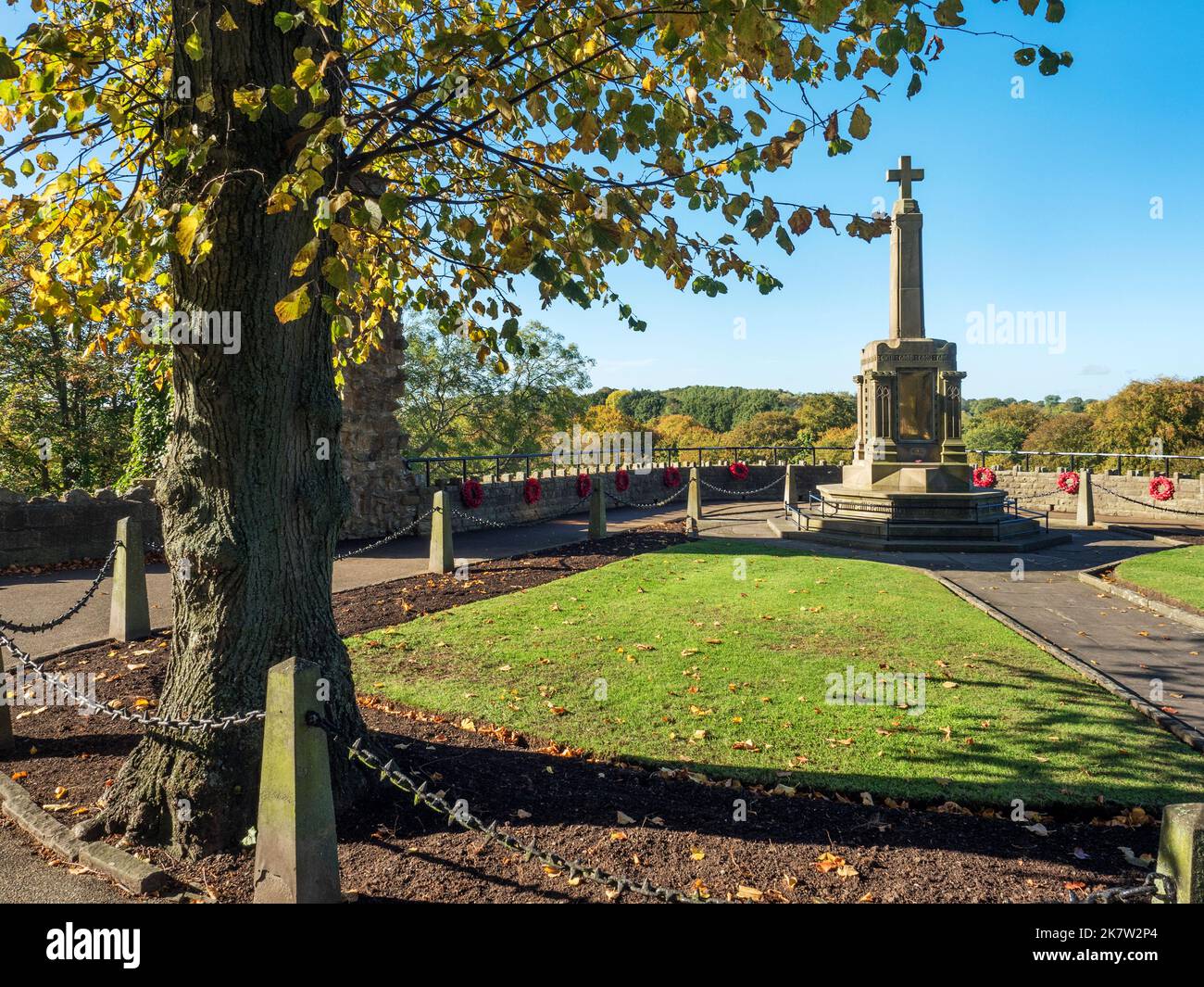 War Memorial auf dem Schlossgelände in Knaresborough North Yorkshire England Stockfoto