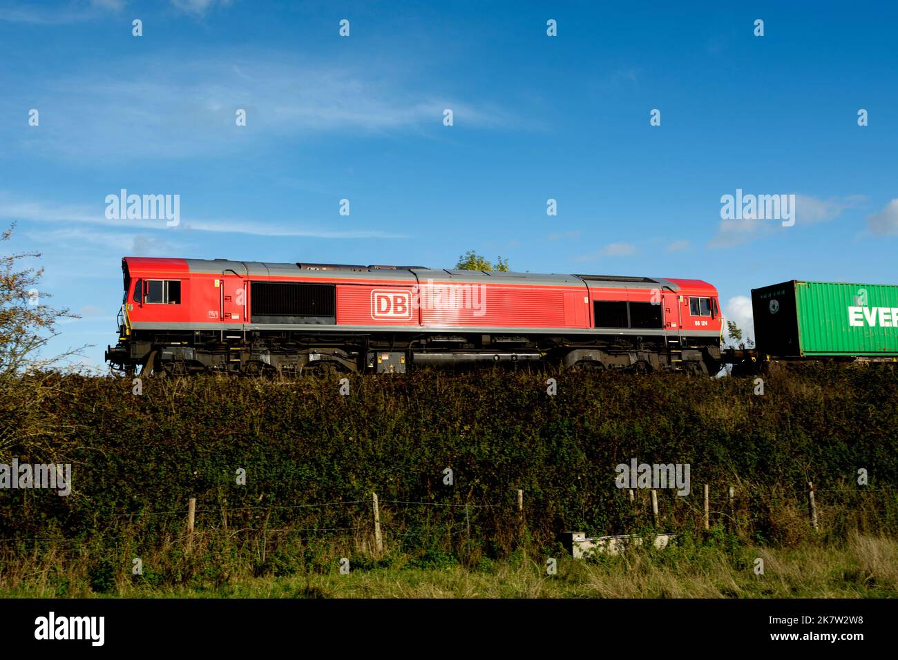 DB-Diesellokomotive der Baureihe 66 Nr. 66124, die einen freightliner-Zug fährt, Warwickshire, Großbritannien Stockfoto