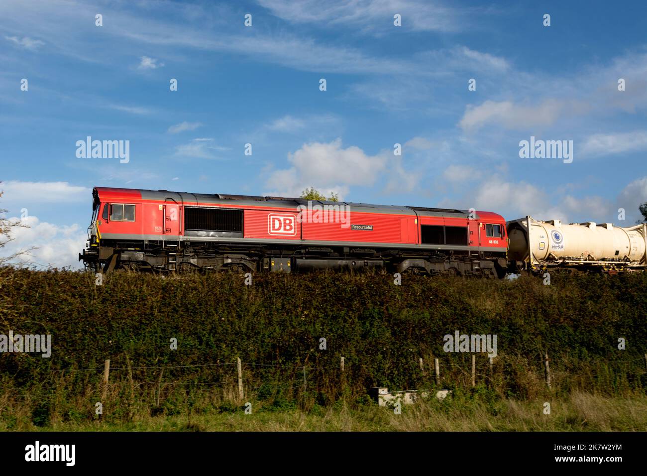 DB-Diesellokomotive der Baureihe 66 Nr. 66035, „einfallsreich“, zieht InterBulk-Panzer, Warwickshire, Großbritannien Stockfoto