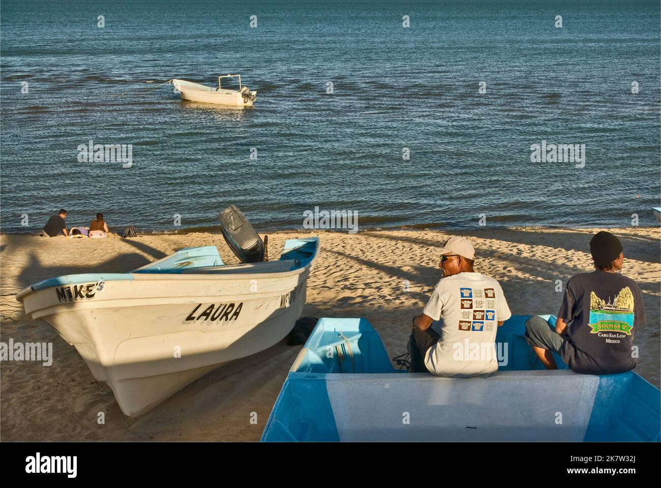 Männer und Boote am Strand von Bahia de San Rojo, in San Rojo, Baja California, Mexiko Stockfoto