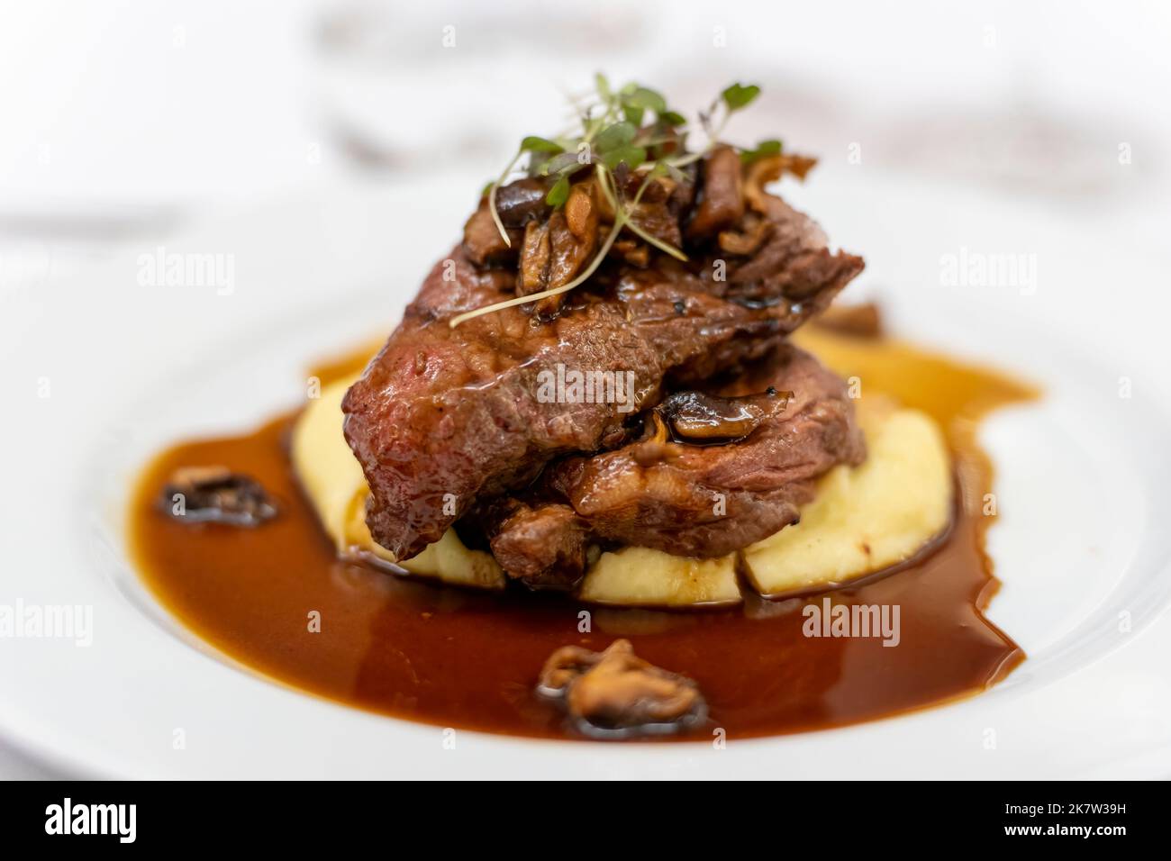 Fleischgericht im Gourmet-Restaurant Stockfoto