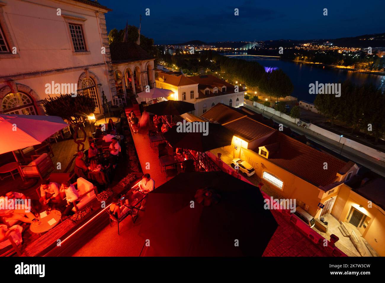 Nächtlicher Blick auf Coimbra vom Restaurant Passporte Lounge-Bereich auf dem Dach in Coimbra, Portugal, Europa Stockfoto