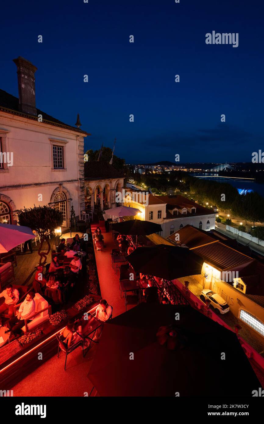 Nächtlicher Blick auf Coimbra vom Restaurant Passporte Lounge-Bereich auf dem Dach in Coimbra, Portugal, Europa Stockfoto