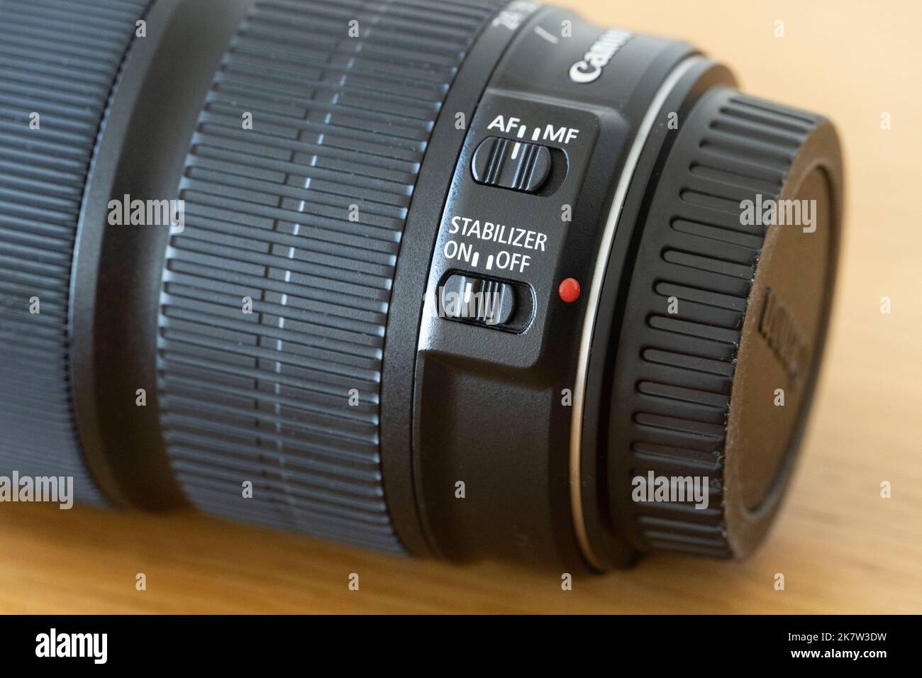 Nahaufnahme des Bildstabilisatorschalters und des AF/MF-Schalters bei einem Canon 24-105mm Zoomobjektiv Stockfoto