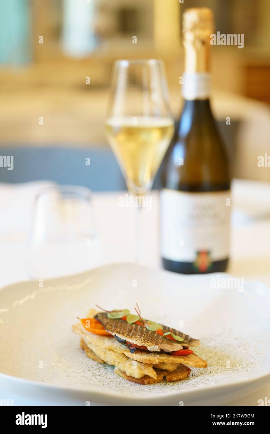 Nahaufnahme von Nouvelle Cuisine Gourmet-Fischgericht im Restaurant Stockfoto
