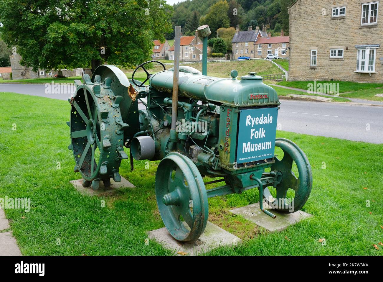 Werbung für Oldtimer-Traktor Ryedale Folk Museum, Hutton le Hole, Yorkshire, UK - John Gollop Stockfoto