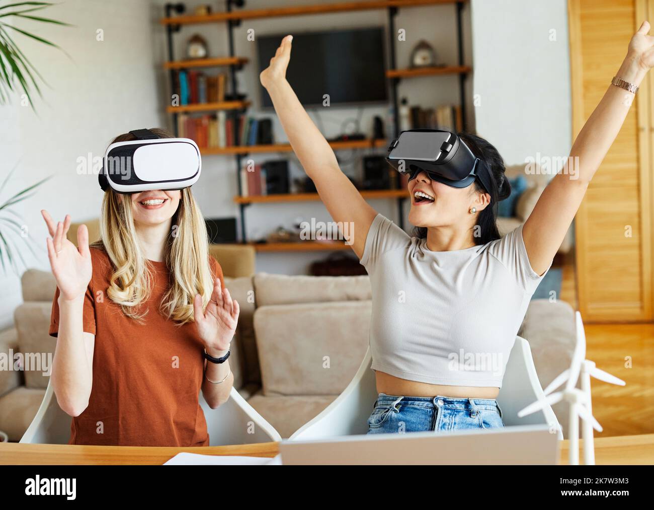 Fun Technology vr tech girl virtuelle Innovation digital Headset Realität Glas Frau goggle weiblich Gerät Unterhaltung Video futuristisch jung modern Stockfoto