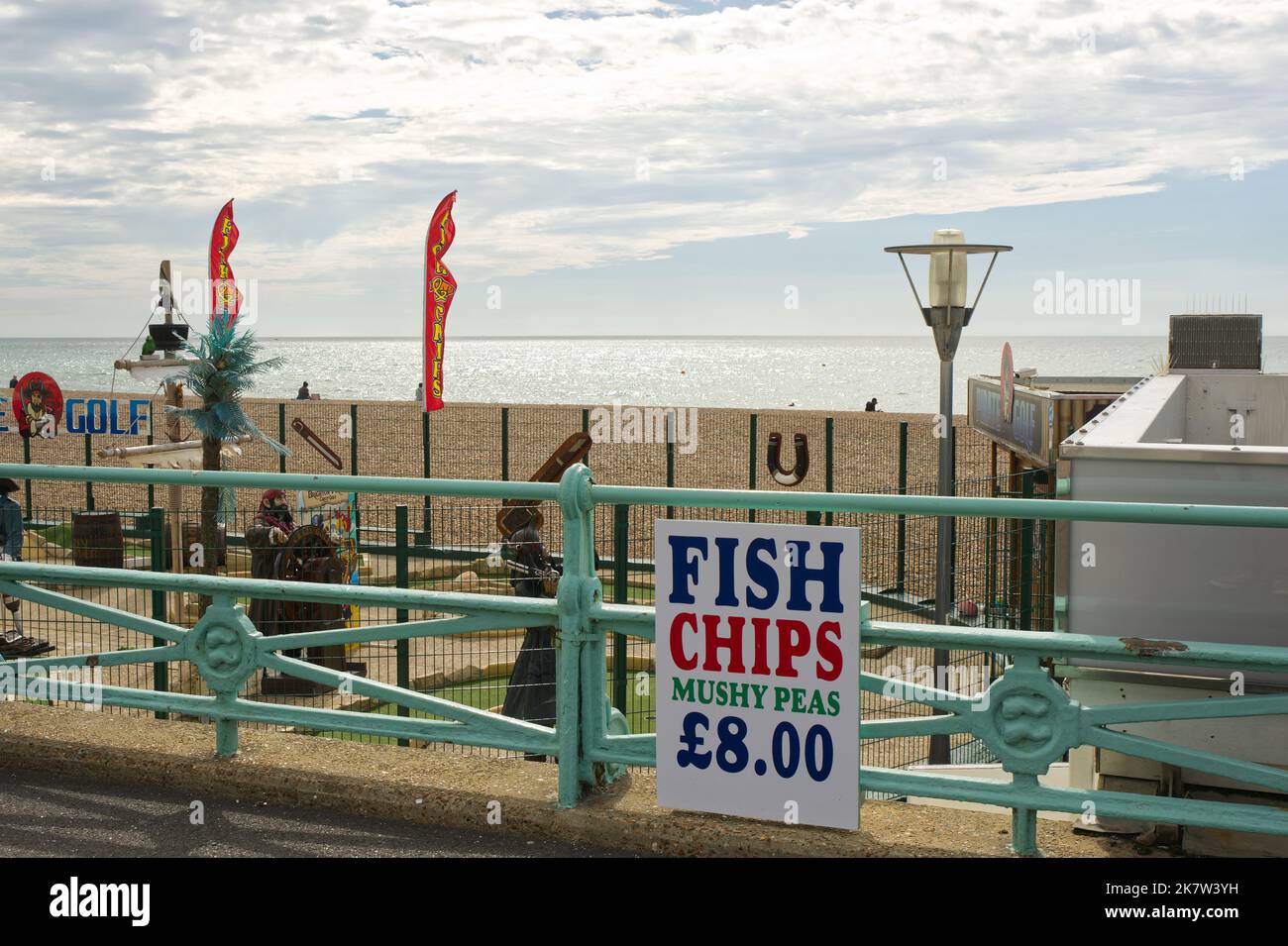 Schild für Fish, Chips, Mushy Peas an der Strandpromenade in Brighton in East Sussex, England Stockfoto