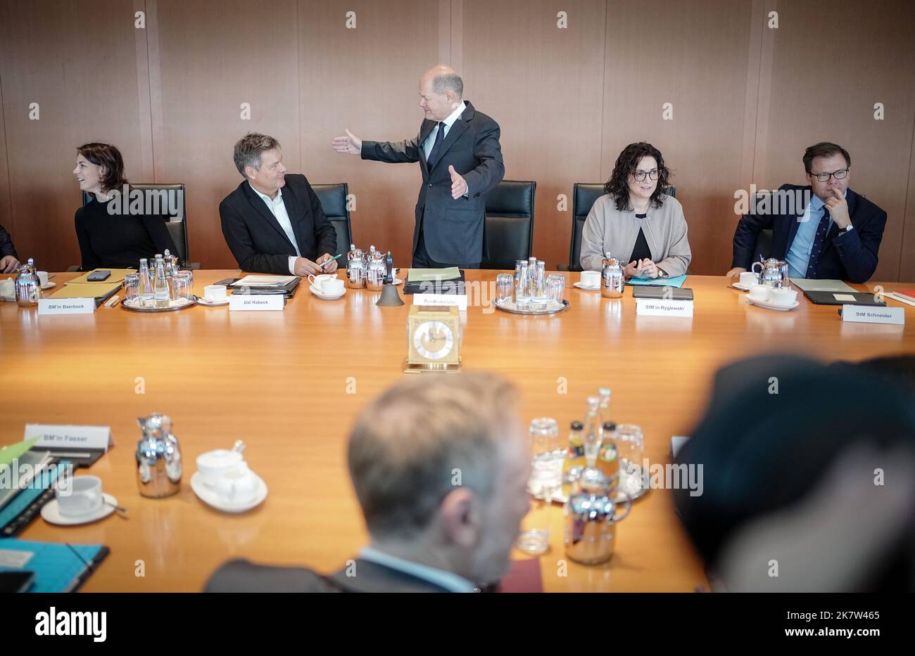 19. Oktober 2022, Berlin: Annalena Baerbock (v.l., Bündnis 90/die Grünen), Außenminister Robert Habeck (Bündnis 90/die Grünen), Bundesminister für Wirtschaft und Klimaschutz, Bundeskanzler Olaf Scholz (SPD), Christian Lindner (FDP), Bundesfinanzminister, Sarah Ryglewski, Staatsministerin für Bundes-Länder-Beziehungen, Carsten Schneider (SPD), Staatsminister beim Bundeskanzler und Beauftragte der Bundesregierung für Ostdeutschland, nehmen an der Sitzung des Bundeskabinetts im Bundeskanzleramt Teil. Foto: Kay Nietfeld/dpa Stockfoto