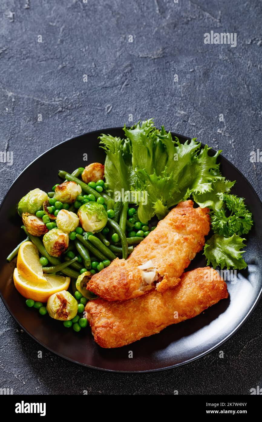Knuspriger Bierteig Kabeljau Fischfilet mit gebratenem rosenkohl ...