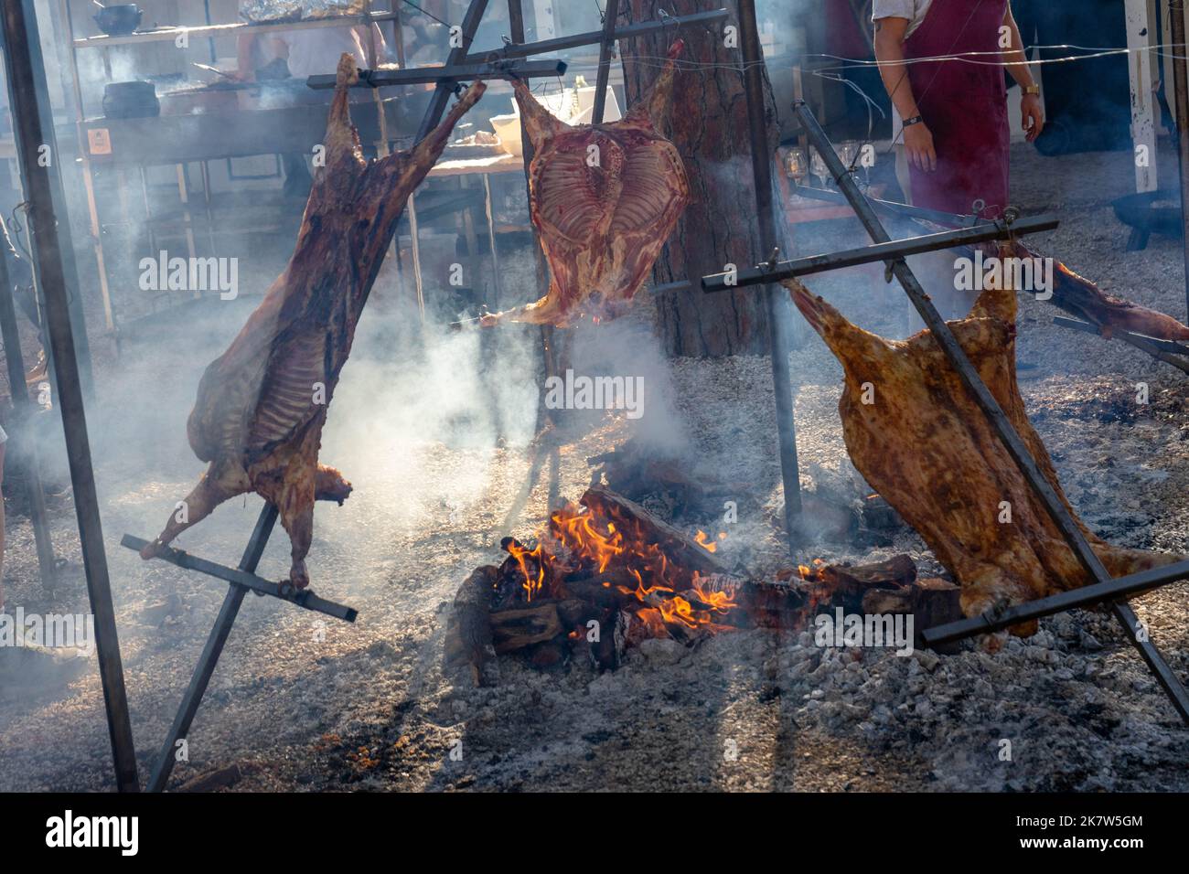 Fleisch wird langsam in einer Feuerstelle gekocht, auf einem Food Festival in Estoril, Lissabon, Portugal. Stockfoto