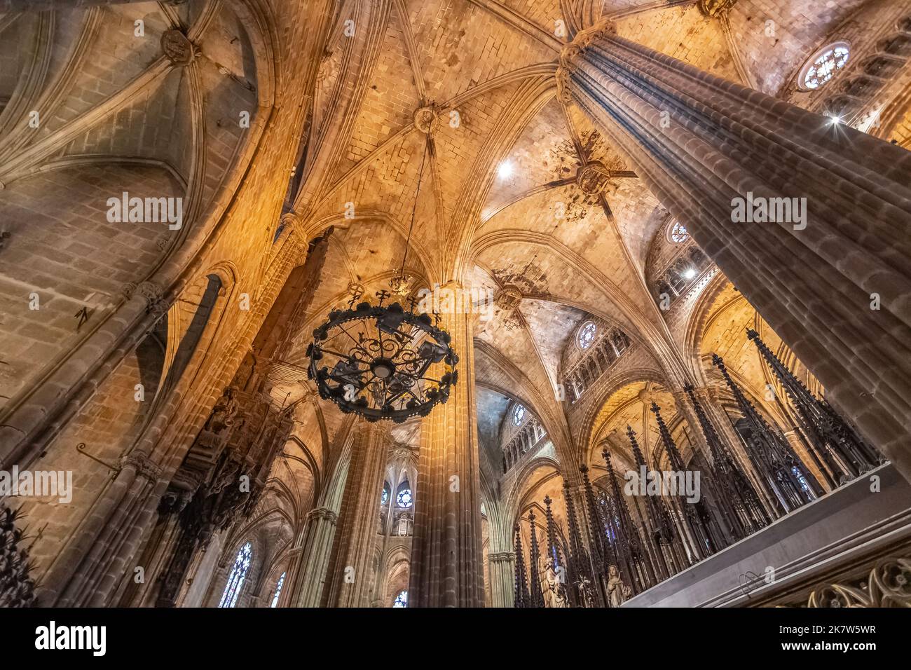 Barcelona, Spanien - 30. April 2022 : Innenraum der gotischen Kathedrale des Heiligen Kreuzes in Barcelona. Stockfoto