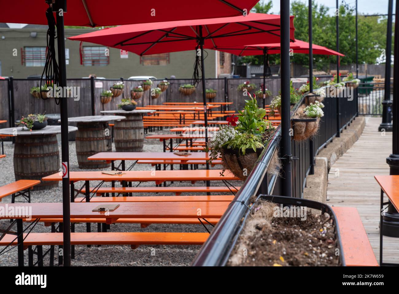 Salem, MA USA - 12. Juni 2022 - Stühle und Essen im Freien auf einem öffentlichen Platz Stockfoto