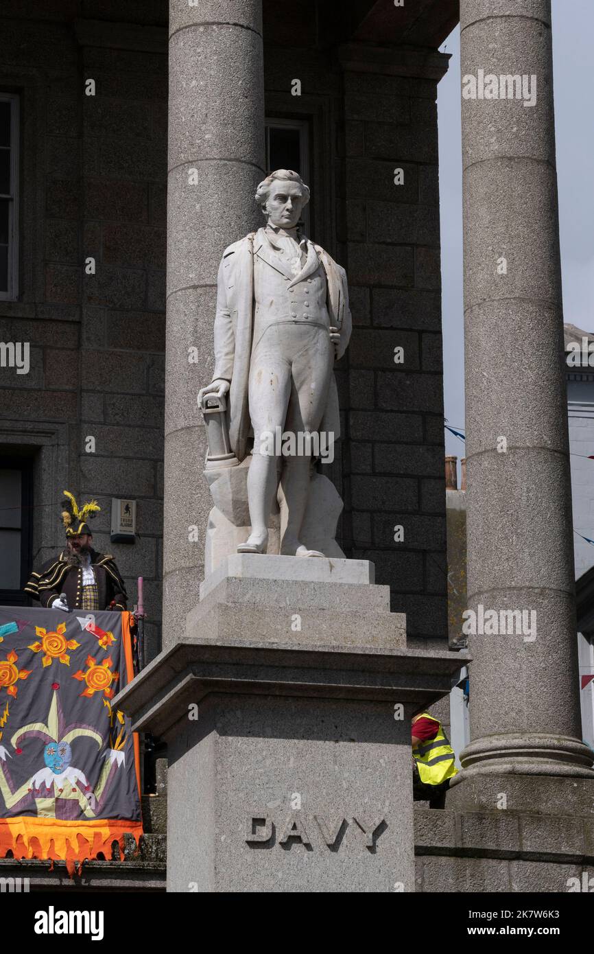 Die historische Statue von Humphry Davy in der Market Jew Street in Penzance in Cornwall in England im Vereinigten Königreich. Stockfoto