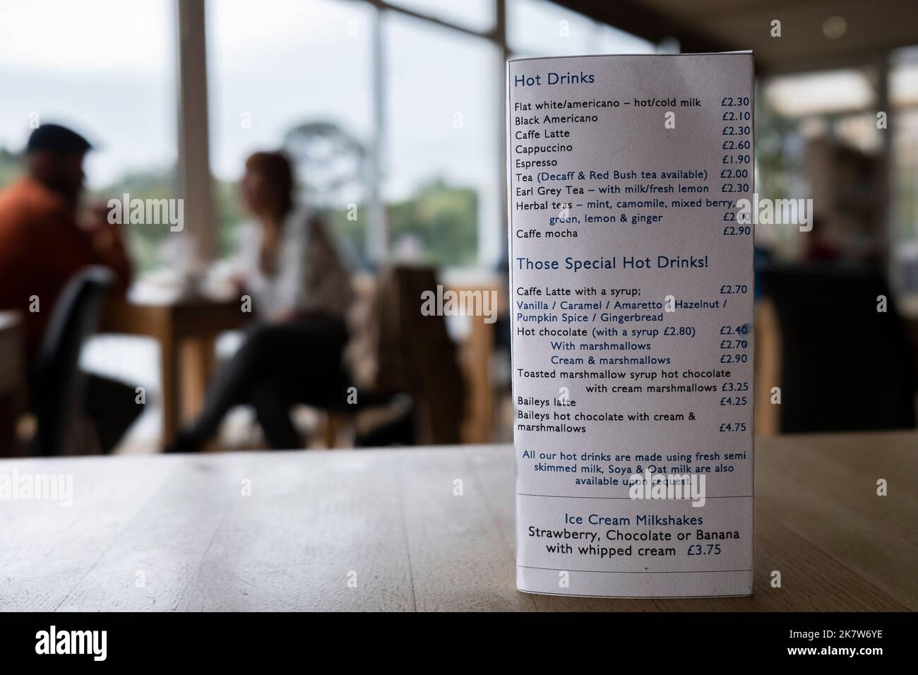 Ein Getränkemenü auf einem Tisch in einem Café-Restaurant in Newquay in Cornwall im Vereinigten Königreich. Stockfoto
