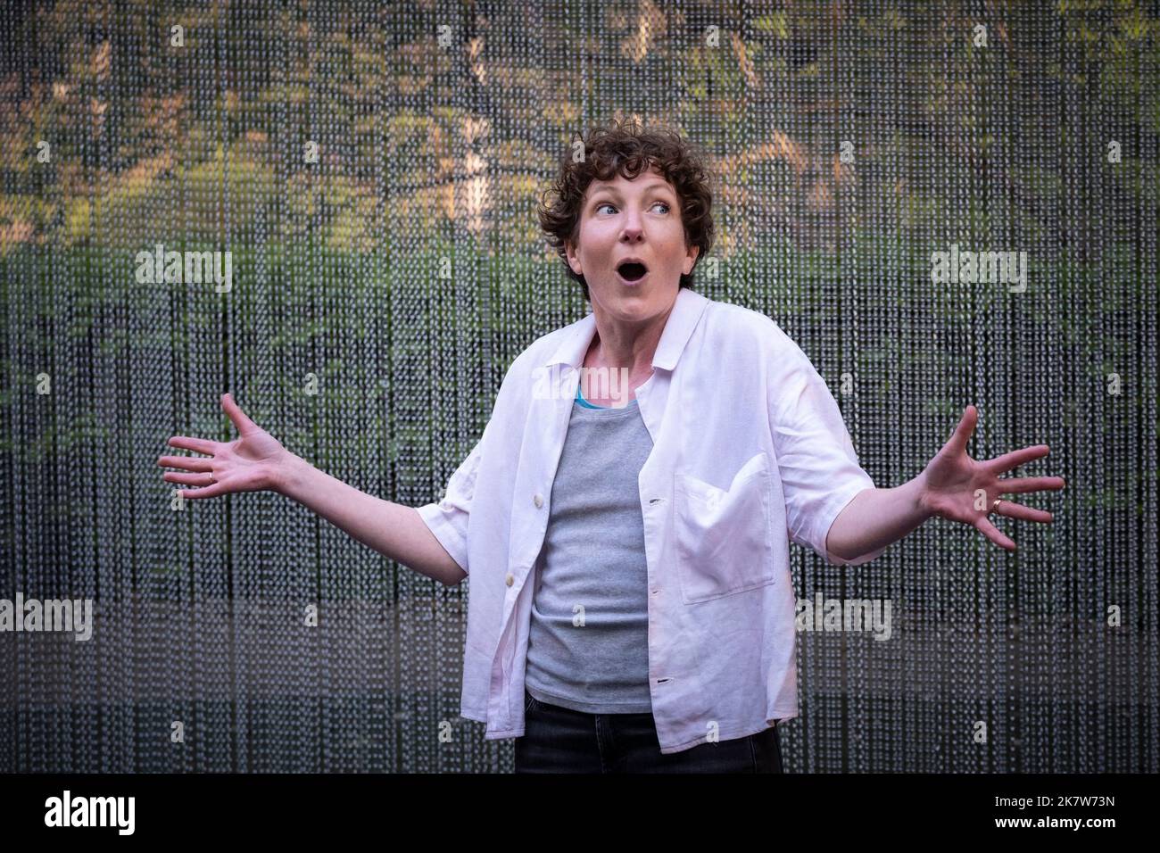 SCHWIMMEN. Eine von Liz Richardson geschriebene und performte Einfrau-Performance im Trebah Garden Amphitheatre in Cornwall, Großbritannien. Stockfoto