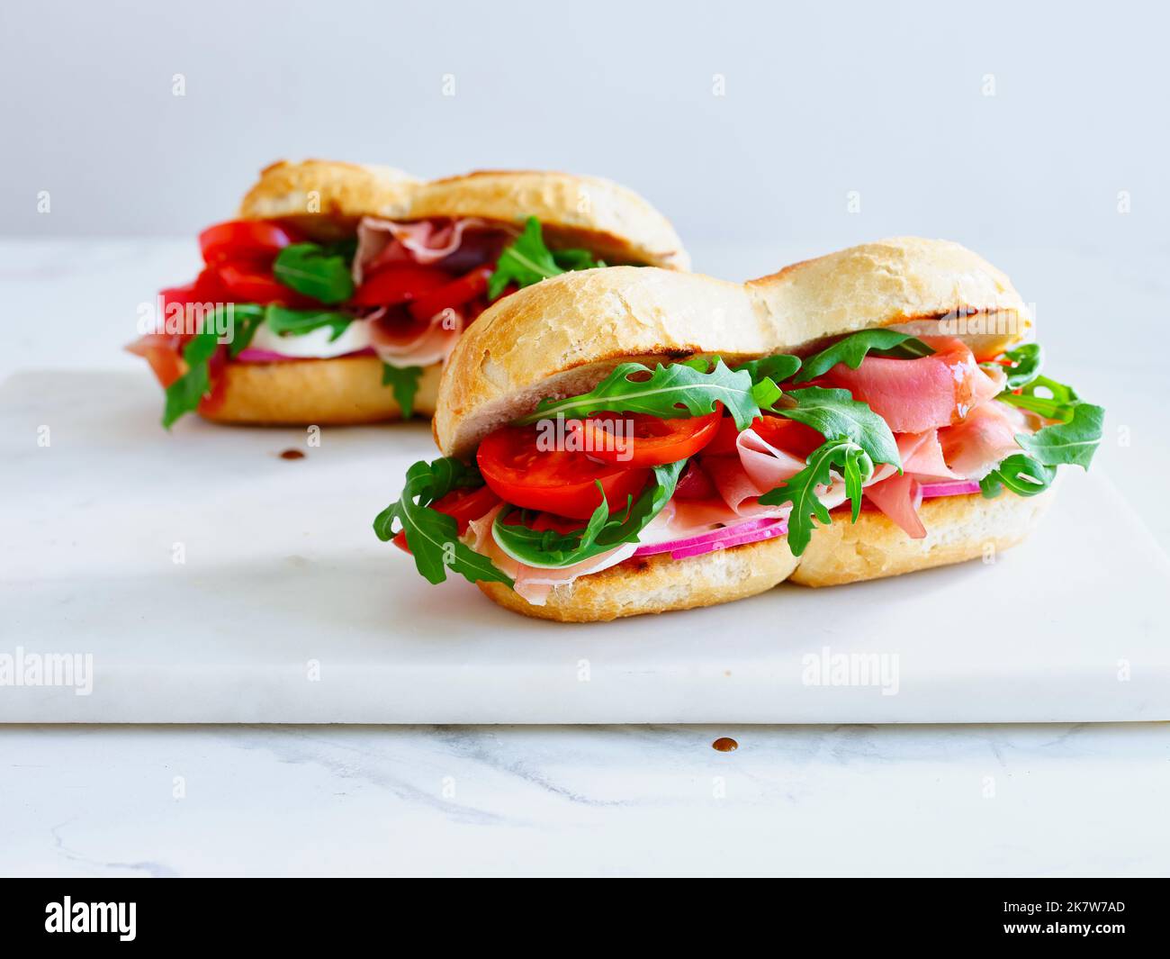 Leckeres Sandwich mit Schinken, Mozarella und frischem Gemüse. Einfaches Mittagskonzept Stockfoto