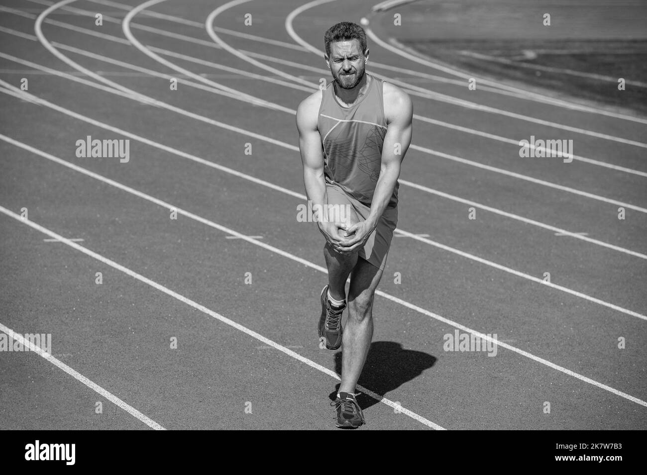 Männlicher Läufer Flex Muskeln wegen Sporttrauma nach dem Training, Sportverletzung Stockfoto