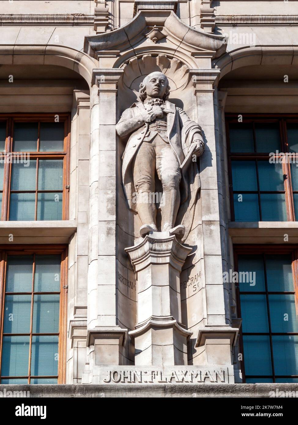 John Flaxman Skulptur Statue auf der Außenseite des Natural History Museum in London England Großbritannien, der ein führender Bildhauer Künstler und Zeichner war Stockfoto