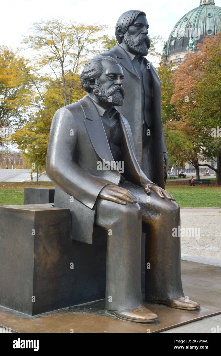 Berlin, 16. Oktober 2022 - Karl Marx und Friedrich Engels Skulptur des Bildhauers Ludwig Engelhardt im Marx-Engels Forum im Bezirk Mitte. (Markku Rainer Peltonen) Stockfoto