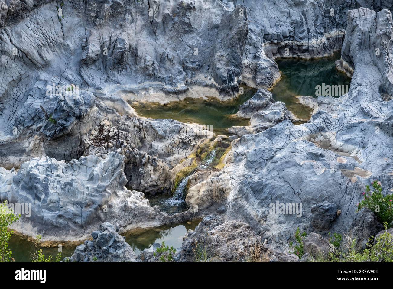 Surreale vulkanische Felsformationen entlang des Flusses Simeto in der Nähe von Adrano, Sizilien, Italien Stockfoto