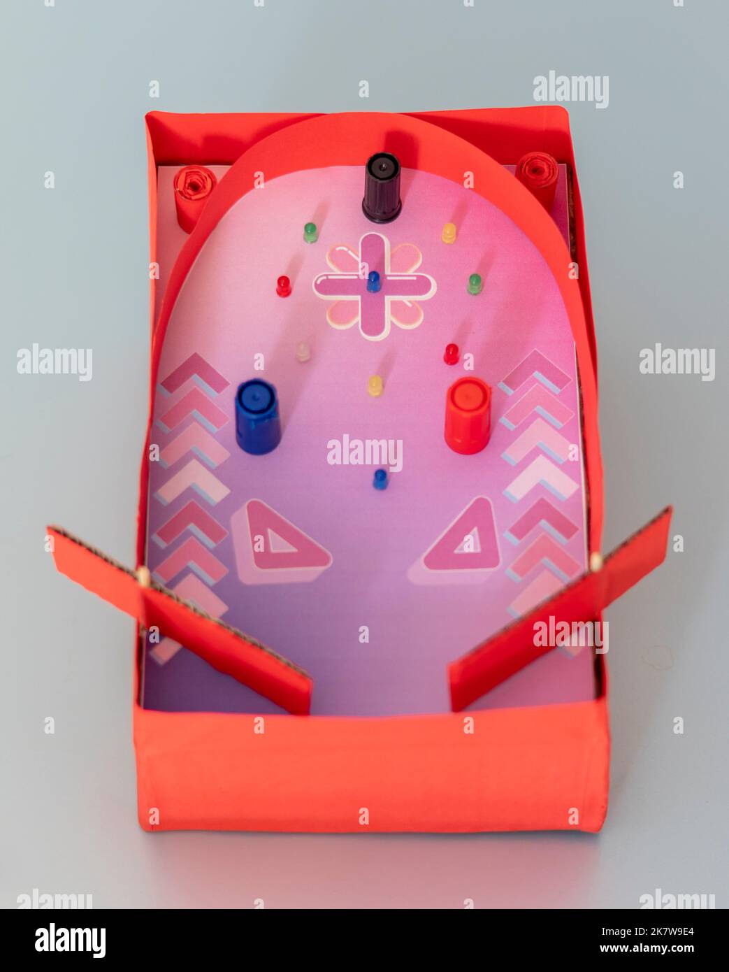 Handgefertigte Flipper aus Pappe, hergestellt von einem Kind. Machen Sie eine einfache Flipper-Maschine mit Karton für Kinder in die Grundschule und den Kindergarten. Stockfoto