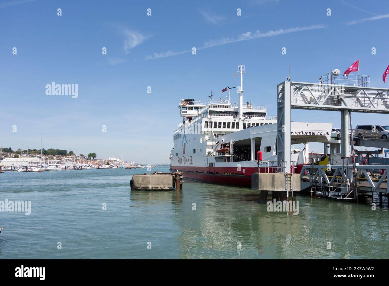 Red Funnel Fähre im Hafen von East Cowes, Isle of Wight, Großbritannien Stockfoto