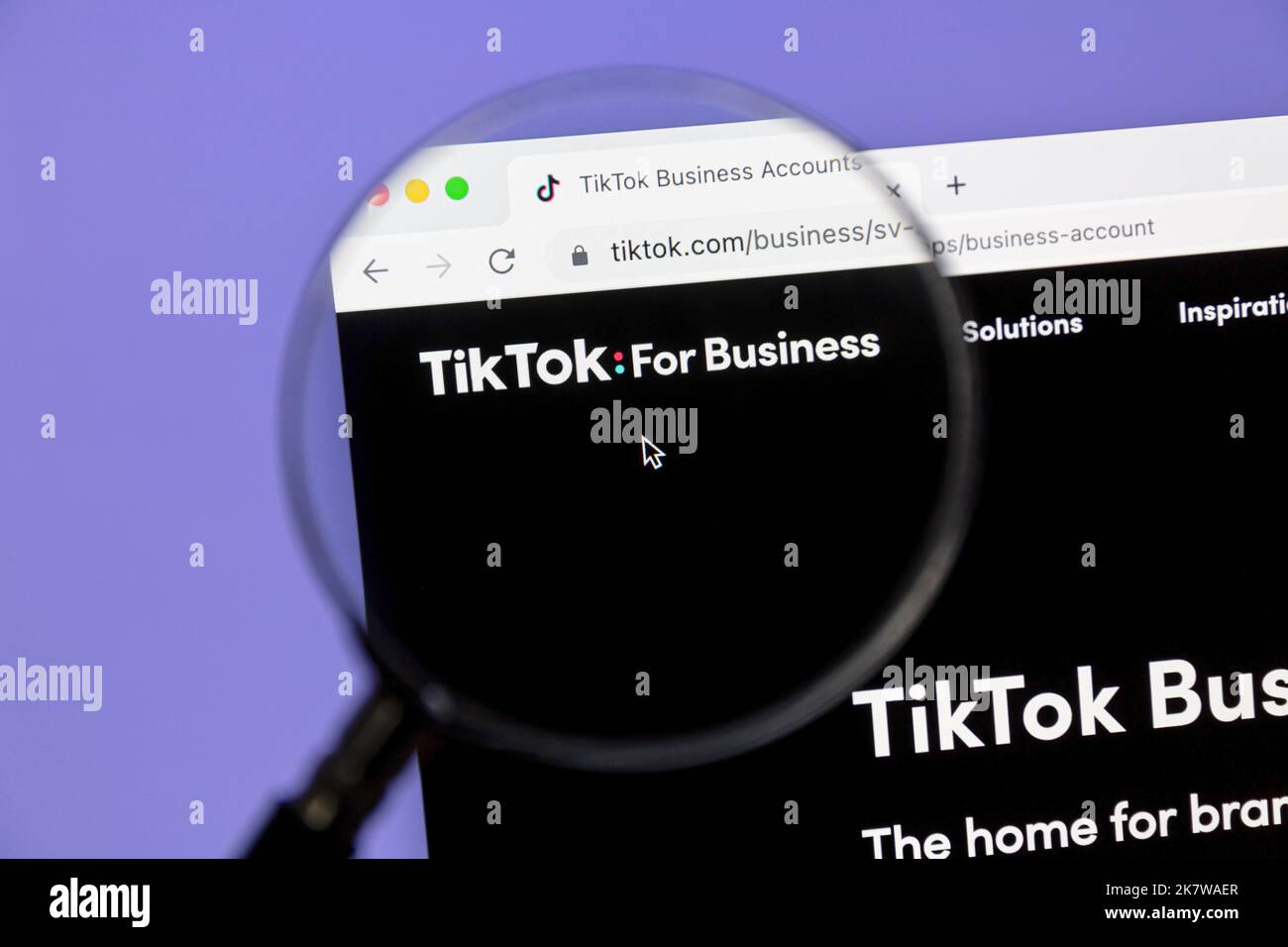Ostersund, Schweden - Aug 9 2022: TikTok for Business Website auf einem Computerbildschirm. TikTok ist ein Short-Form-Video-Hosting-Service im Besitz von chinesischen Unternehmen Stockfoto