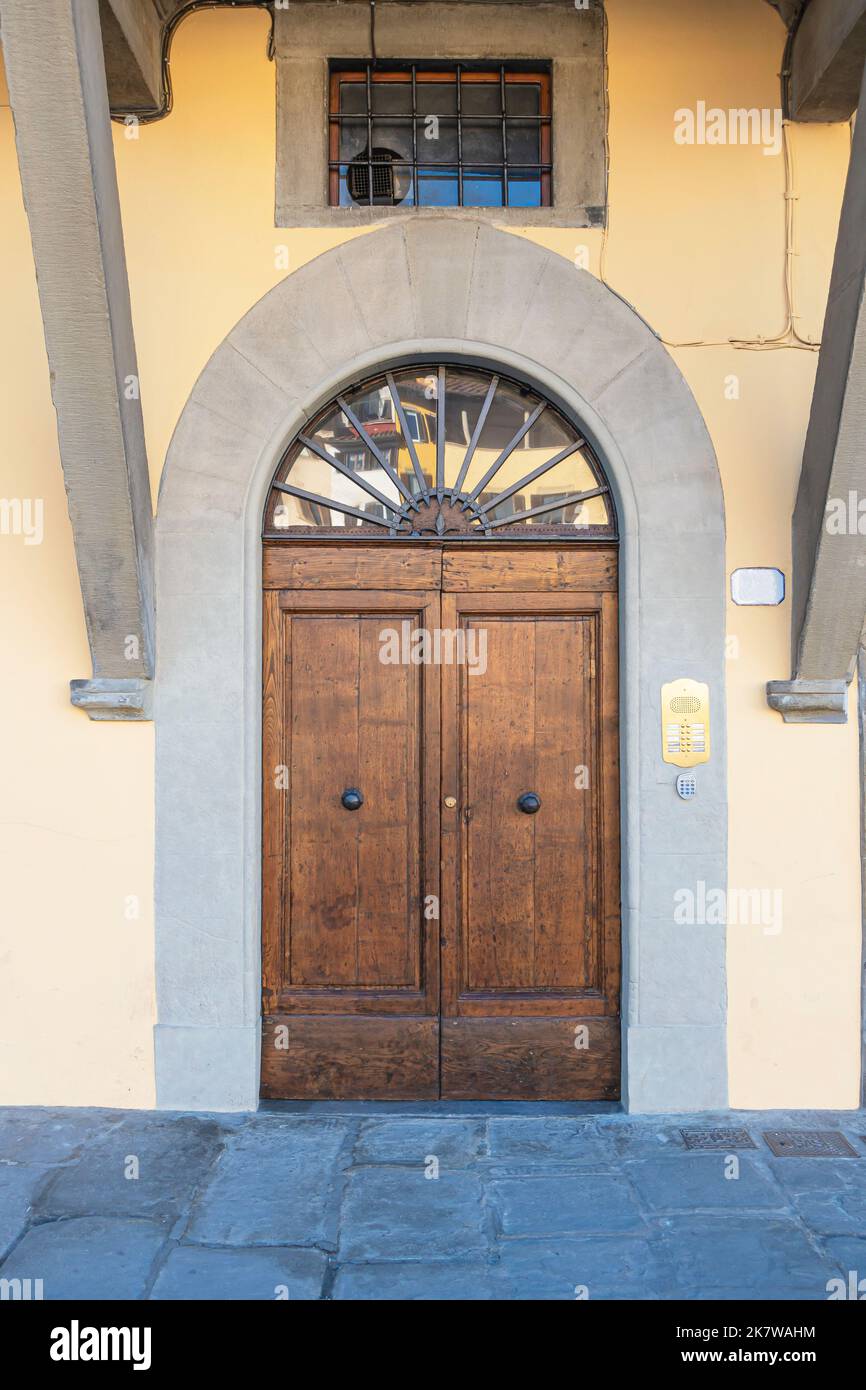 Alte braune Holztür in Italien Stockfoto