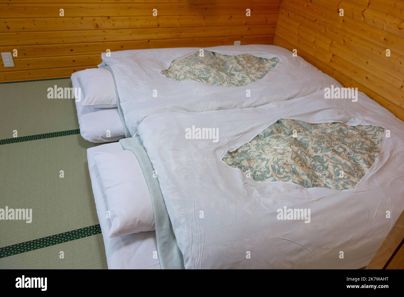Traditionelles japanisches Bett auf Tatami-Matten Stockfoto