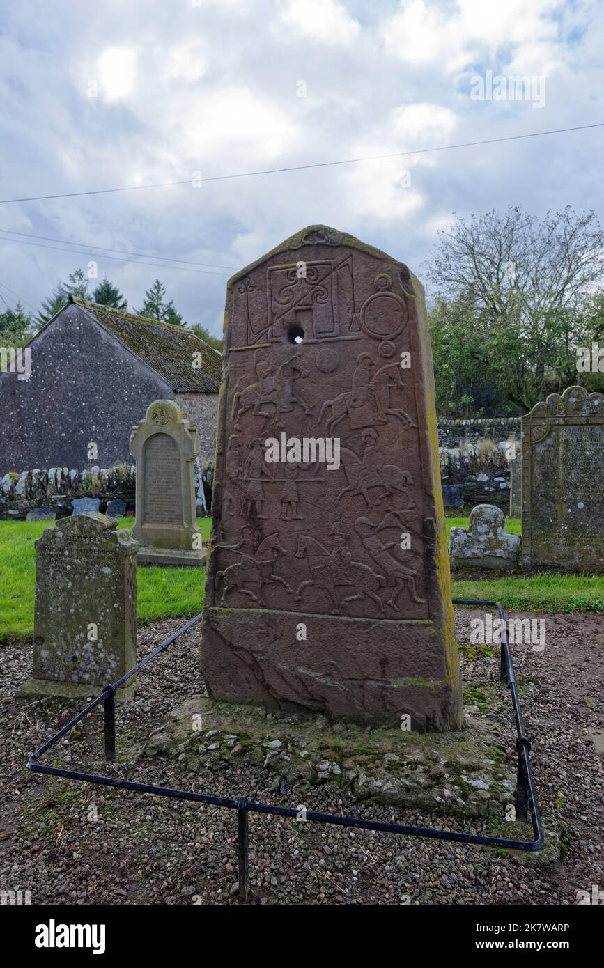Die Rückansicht des Aberlemno 2 Sculptured Stone in Aberlemno Kirkyard unter den Grabsteinen des zugehörigen Friedhofs, Stockfoto
