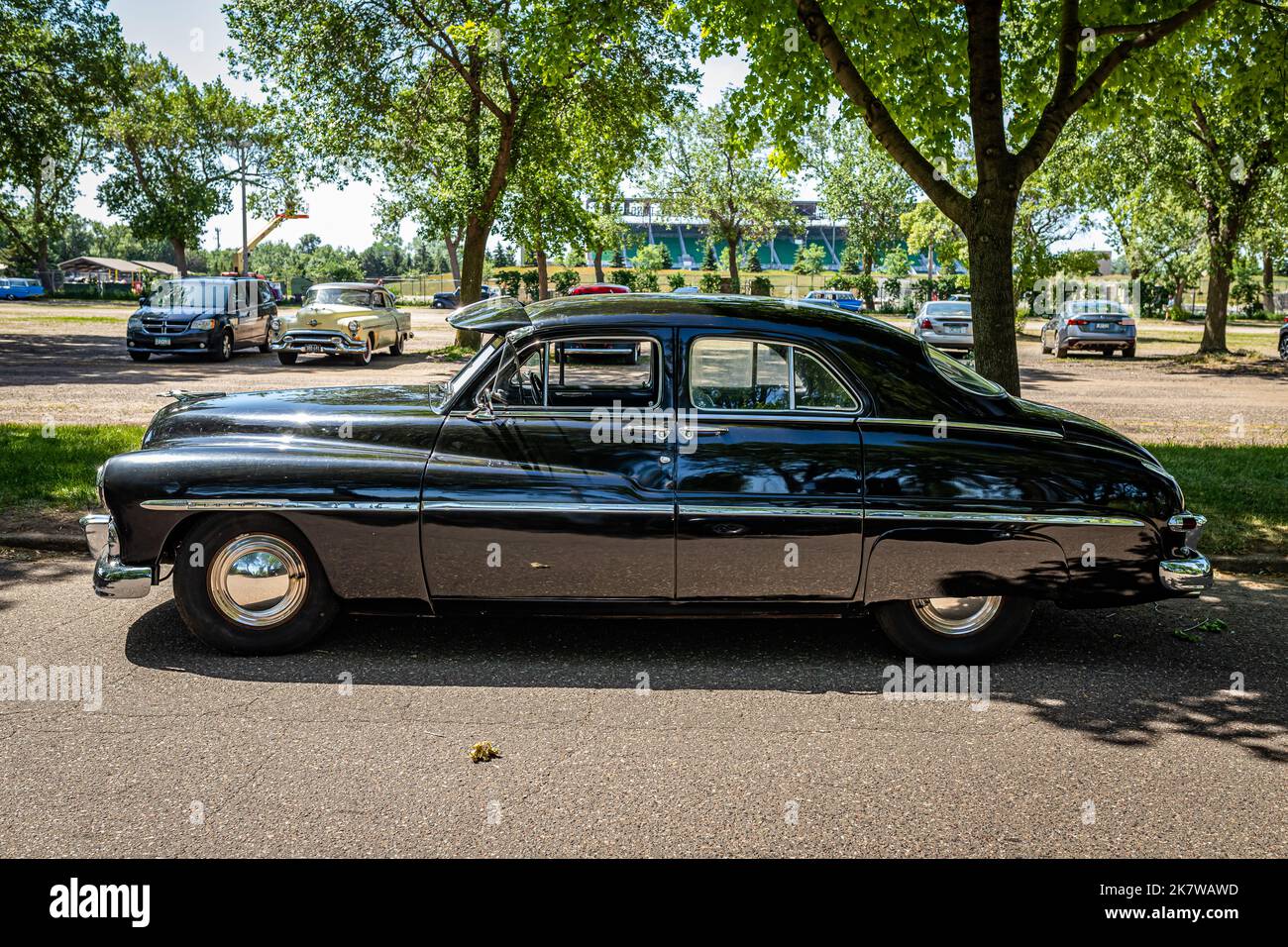 Falcon Heights, MN - 19. Juni 2022: Hochperspektivische Seitenansicht einer Mercury Eight Sports Limousine aus dem Jahr 1950 auf einer lokalen Automobilausstellung. Stockfoto