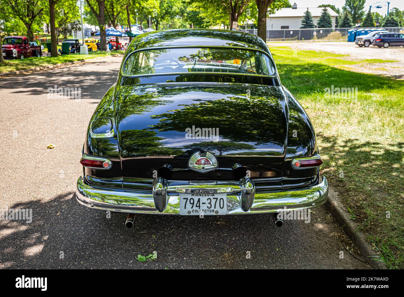 Falcon Heights, MN - 19. Juni 2022: Hochperspektivische Rückansicht einer Mercury Eight Sports Limousine aus dem Jahr 1950 auf einer lokalen Automobilausstellung. Stockfoto