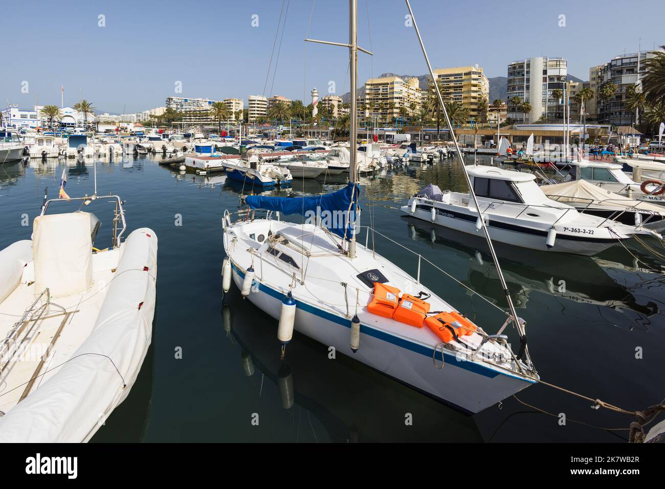Puerto Deportivo oder Sporthafen an der Strandpromenade von Marbella. Marbella, Costa del Sol, Provinz Malaga, Andalusien, Südspanien Stockfoto